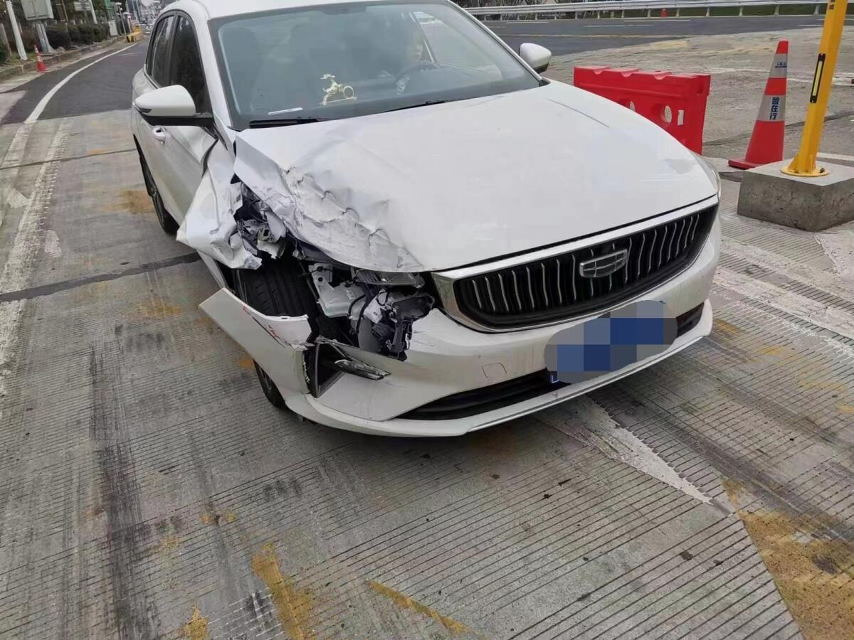 高速上发生剐蹭事件不要惊慌 这样处理就行